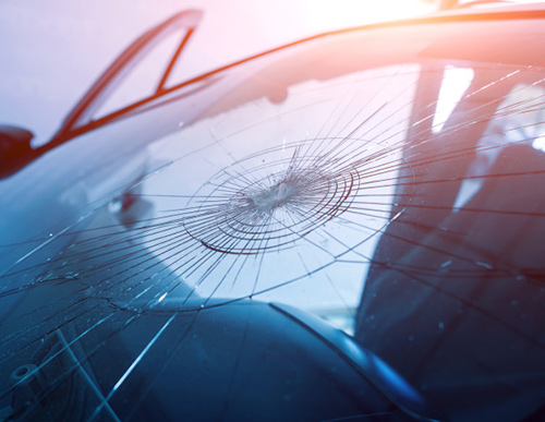 ترک خوردن شیشه ماشین